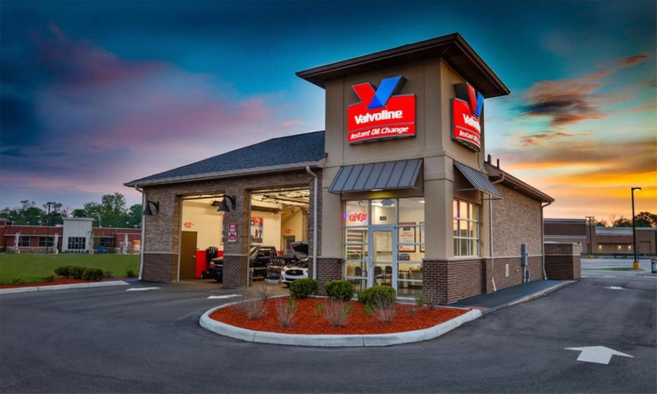 <b>Photo: Valvoline Instant Oil Change/<a href="https://redirect.hoodline.com/http-tracking-groupo8c36ddadfcfdb9778fa5?utm_source=all-feed&utm_medium=rss&utm_campaign=stories&pd00=ae34fdc2-73fb-4c04-b1a2-5e2f82d8d478&pd01=81024472-a80c-4266-a0e5-a3bf8775daa7&pd02=pl&pd99=aeed80e1-c209-4ac0-8dae-aabb49f6373c" rel="nofollow noopener" target="_blank" data-ylk="slk:Groupon;elm:context_link;itc:0;sec:content-canvas" class="link ">Groupon</a></b>