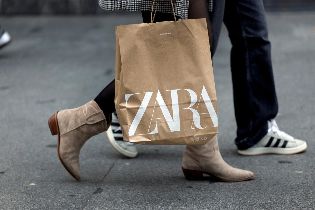 FOTO DE ARCHIVO. Una mujer lleva un bolso de la cadena multinacional española de ropa al por menor Zara, la marca insignia de Inditex, en la Gran Vía de Bilbao, España. 12 de marzo de 2024. REUTERS/Vincent West