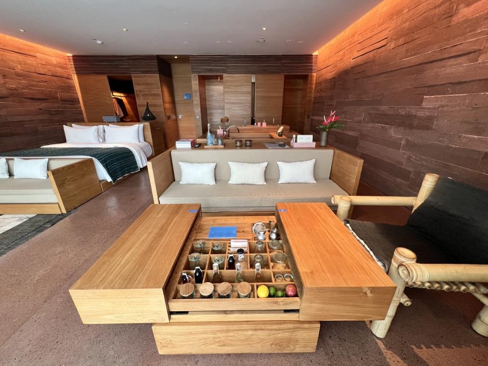 The coffee table pulls apart to form a in-room cocktail bar. (Photo: Stephanie Zheng)