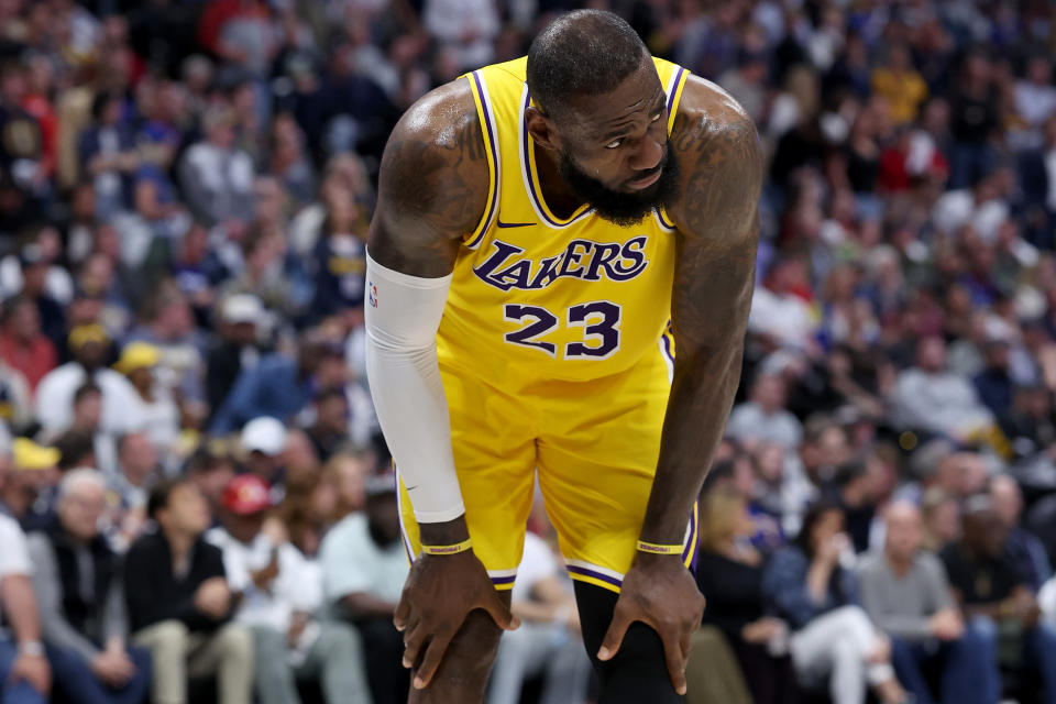 DENVER, COLORADO - 29 DE ABRIL: LeBron James # 23 do Los Angeles Lakers se recompõe depois de levar uma forte pancada enquanto jogava contra o Denver Nuggets no terceiro quarto durante o quinto jogo dos Playoffs da Primeira Rodada da Conferência Oeste na Ball Arena em 29 de abril de 2024 em Denver, Colorado.  NOTA AO USUÁRIO: O Usuário reconhece e concorda expressamente que, ao baixar e/ou usar esta fotografia, o Usuário está concordando com os termos e condições do Contrato de Licença da Getty Images.  (Foto de Matthew Stockman/Getty Images)