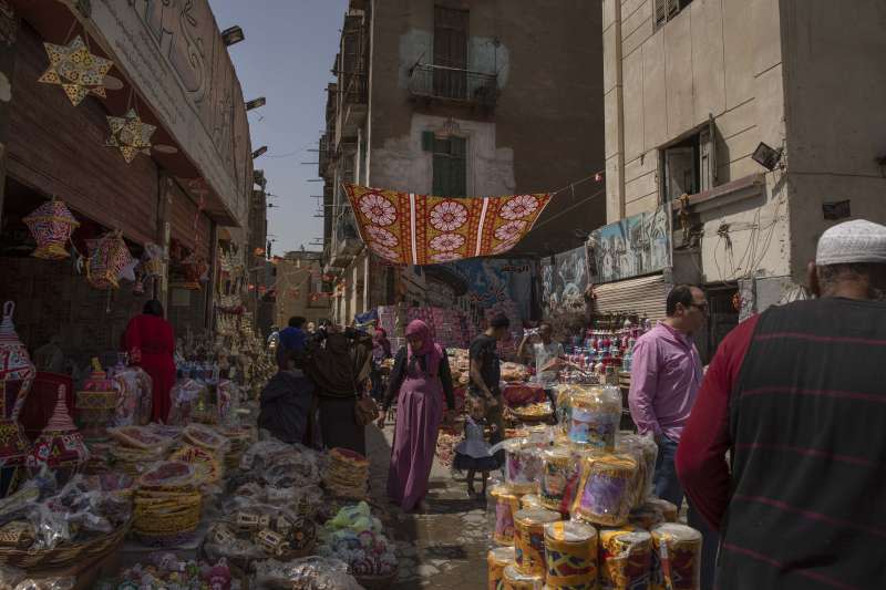 埃及開羅附近地區，人們正在為齋戒月採買（美聯社）