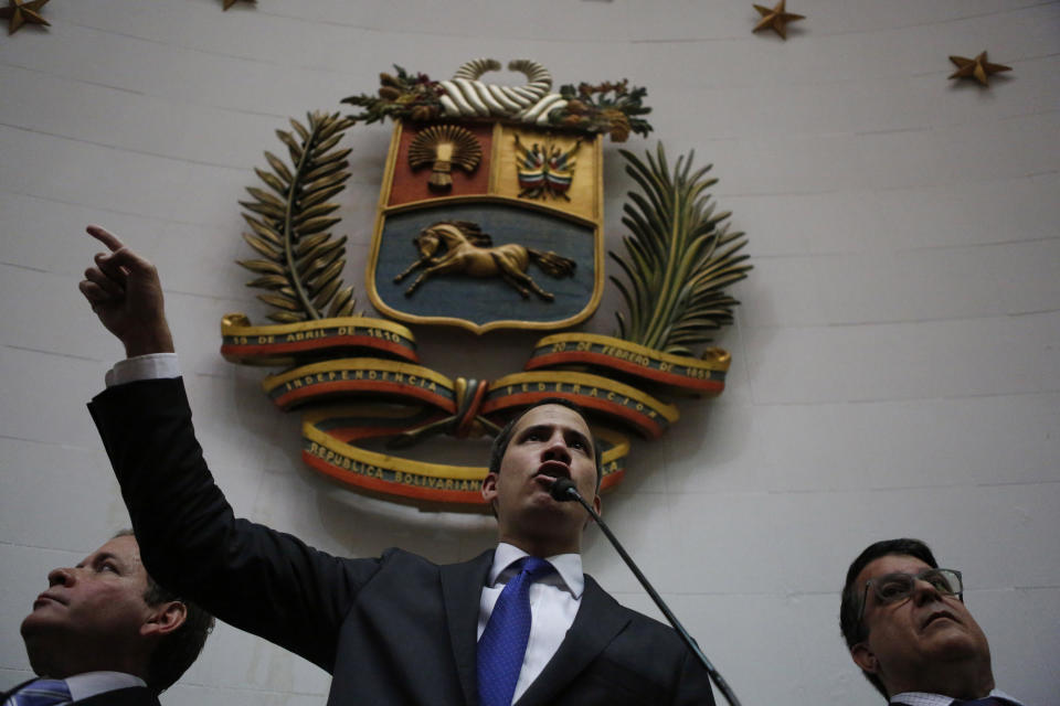 El líder de la oposición, Juan Guaidó, habla en la Asamblea Nacional en Caracas, Venezuela, el martes 7 de enero de 2020. (AP Foto / Andrea Hernández Briceño)