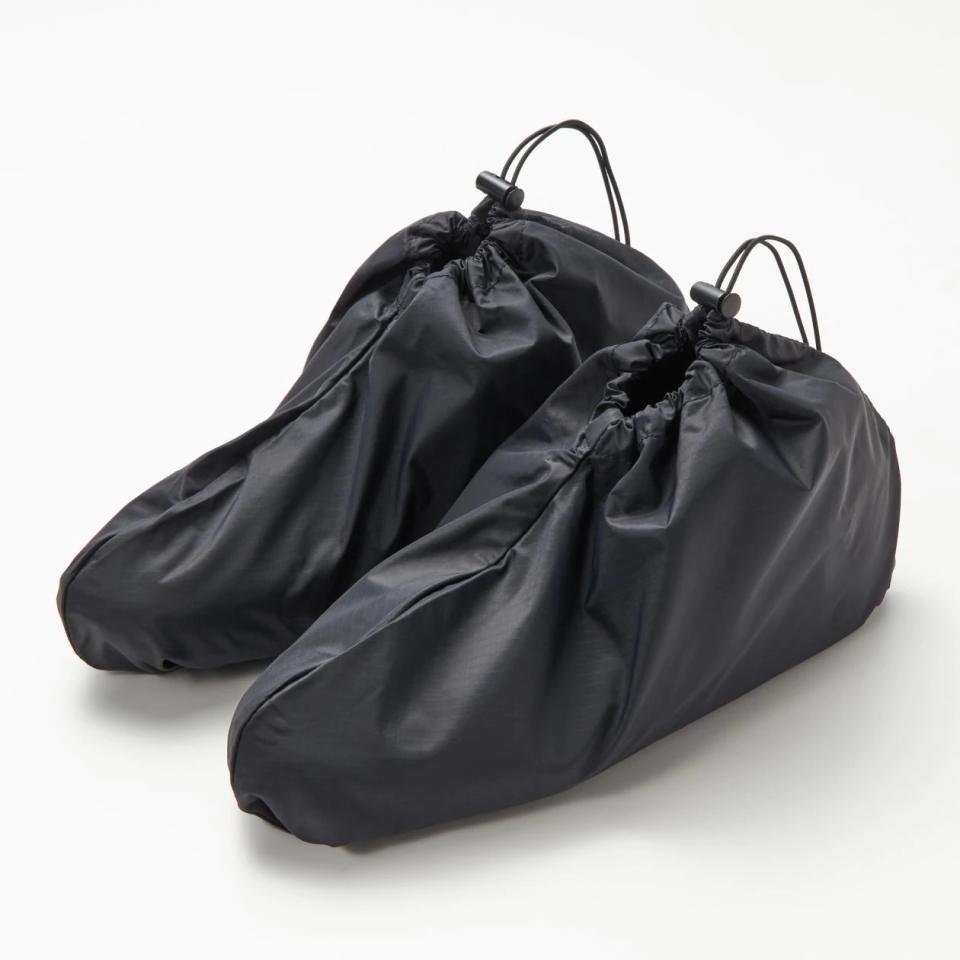 滑翔傘布料摺疊鞋袋可分別獨立收納鞋履。$108/ MUJI