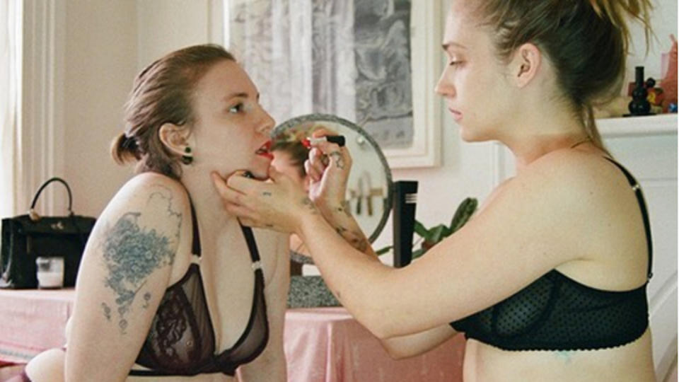 Lena Dunham und Jemima Kirke ließen sich für die Dessous-Marke "Lonely Lingerie" ablichten