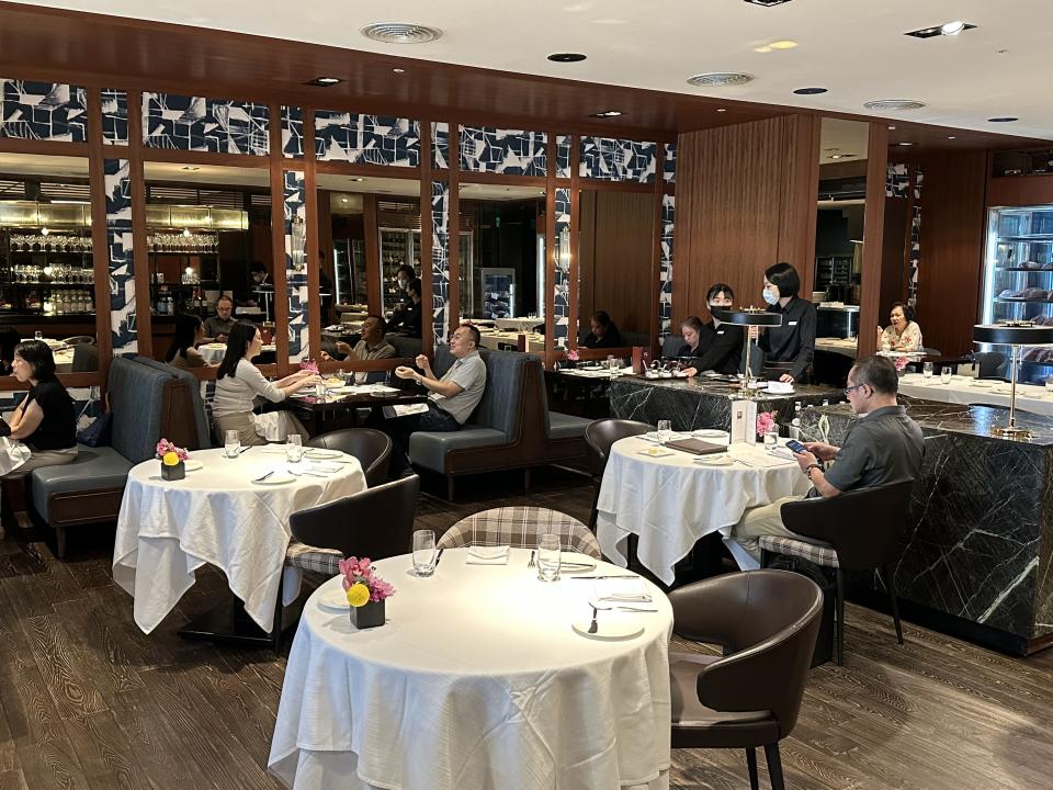 「Top Cap Steakhouse」寬敞舒適，配上悠揚音樂，用餐氛圍很輕鬆。