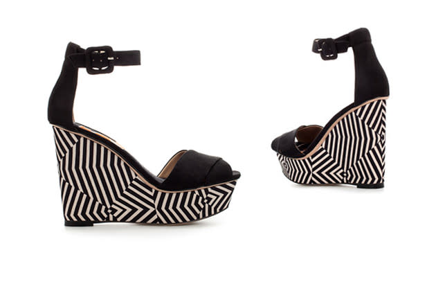 Trend Keilabsatz: DIE bringen Sie dem Mode-Himmel mindestens 10 Zentimeter näher: schnieke Plateau-Sandalen mit geometrischem Print. (Bilder: zara.com)