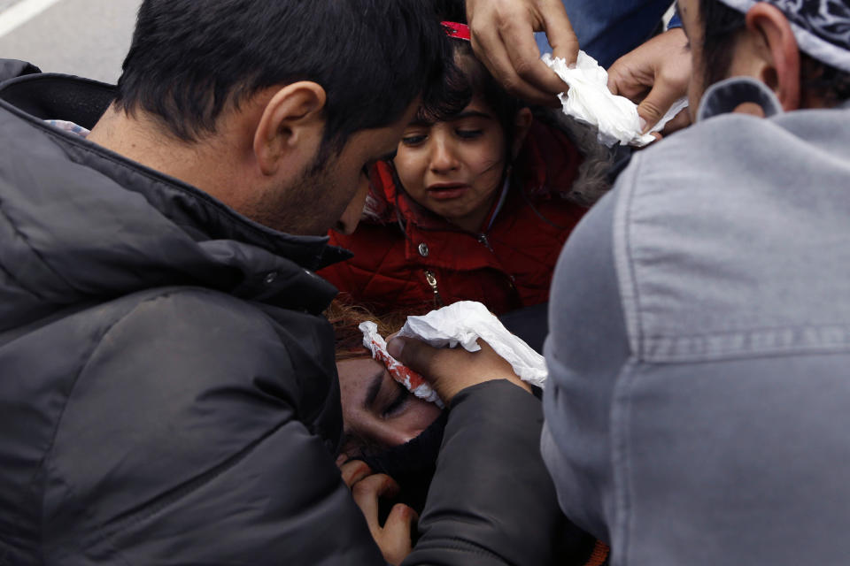 Una niña reacciona al ver caer a su madre, rociada con gas lacrimógeno, en un choque de migrantes con la policía croata cerca de la frontera con Bosnia, miércoles 24 de octubre de 2018. (AP Foto/Amel Emric)