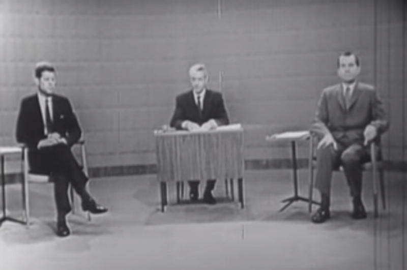 1960年美國舉辦史上第一次總統候選人電視辯論，甘迺迪靠著迷人外表贏過副總統尼克森。（圖/截自youtube）
