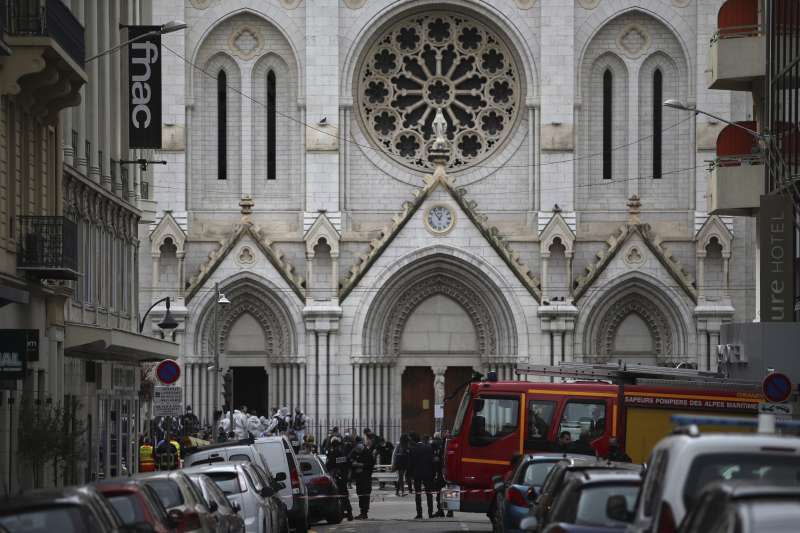 2020年10月29日，法國南部大城尼斯（Nice）的聖母堂發生持刀恐攻事件，造成至少3人慘死（AP）