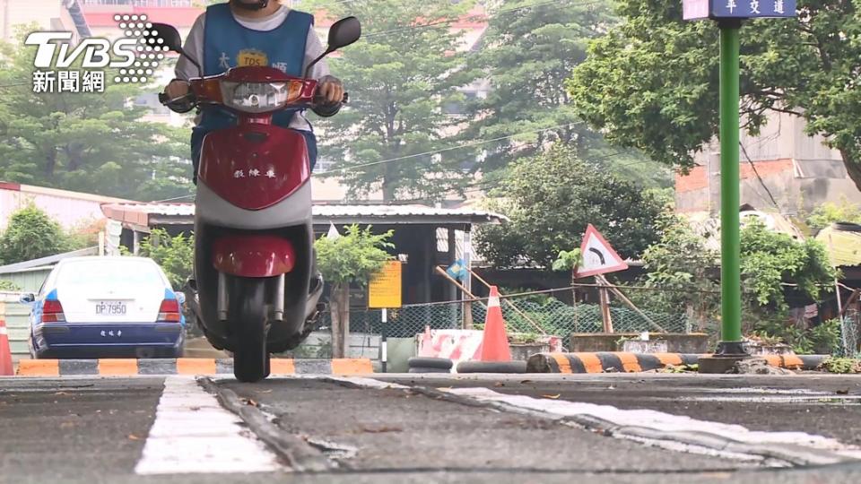 一名女大生打算利用暑假參加機車駕訓班結果卻被同儕嘲笑。（圖／TVBS）