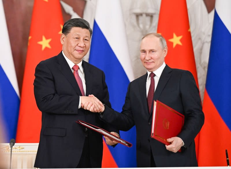 中共領導人習近平（左）訪俄羅斯會見總統普丁（右），雙方簽署聯合聲明。   圖：翻攝自新華社