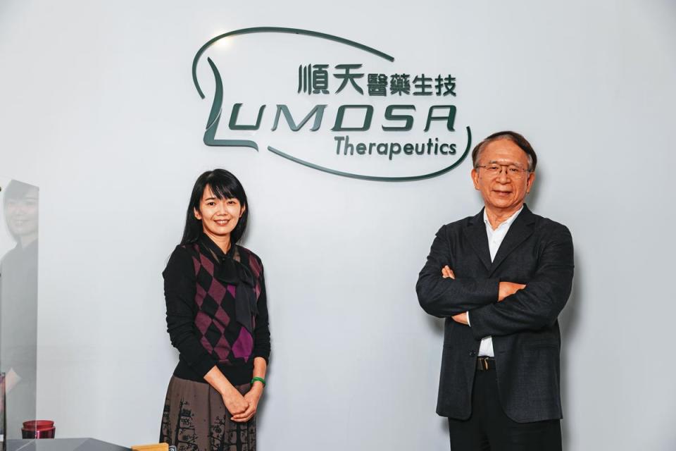 林榮錦（右）看好急性腦中風新藥研發成功，助順藥打入全球前50名大藥廠。（今周刊提供）