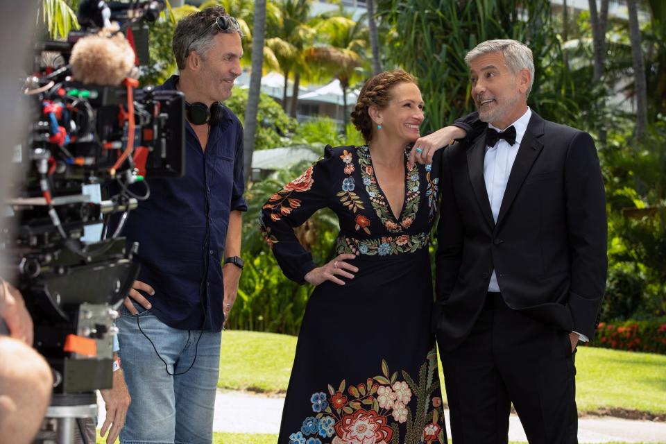 Director Ol Parker, Julia Roberts, George Clooney on set