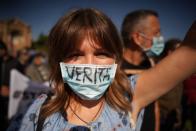 A Roma va in scena la manifestazione dei no mask, in gran parte con il gilet arancione. “Non siamo negazionisti, quel termine viene usato per chi nega l'Olocausto, mentre io credo sia alla Shoah che al Covid - dice uno di loro -. Ma qui siamo arrivati al punto che la Costituzione non esiste più e non si può né dissentire né manifestare”. (AP Photo/Andrew Medichini)