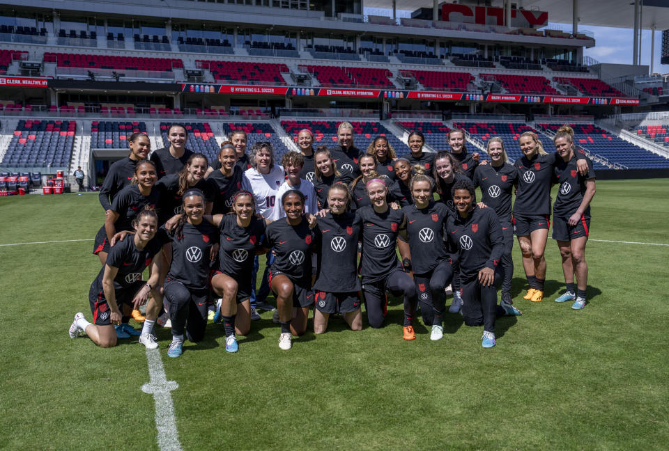 calle.  LOUIS, MO - 10 DE ABRIL: Ruth Harker posa con la USWNT durante una sesión de práctica de la USWNT en City Park el 10 de abril de 2023 en St. Louis, Missouri.  (Foto de Brad Smith/USSF/Getty Images).