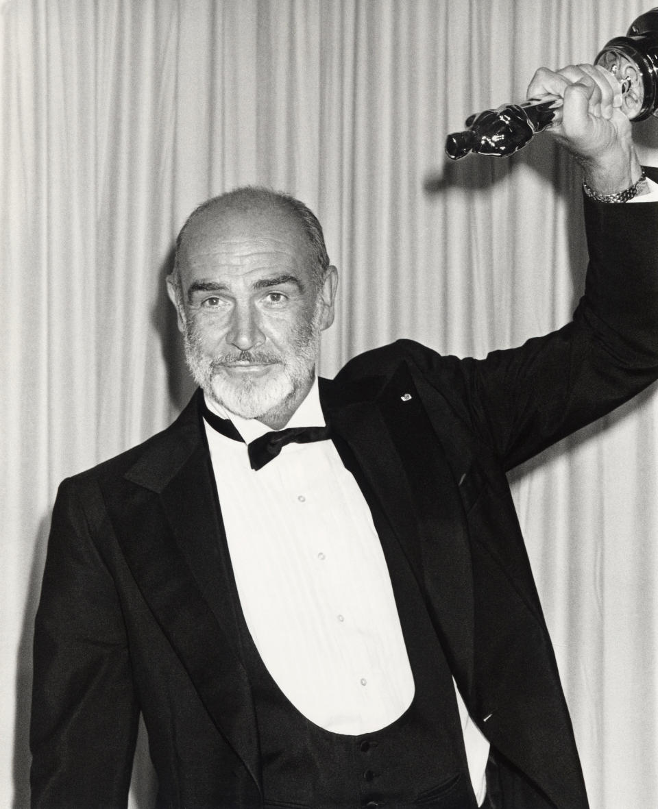 Après avoir joué du sabre dans Highlander et mené l’enquête dans un monastère dans Le Nom de la Rose, Sean Connery décroche enfin son premier Oscar en 1988. Dans Les Incorruptibles, l’acteur prête ses traits au dur à cuire Malone, le bras droit d’Eliot Ness qui l’aide à coincer Al Capone. La statuette du Meilleur acteur dans un second rôle lui est remise pour sa remarquable composition.