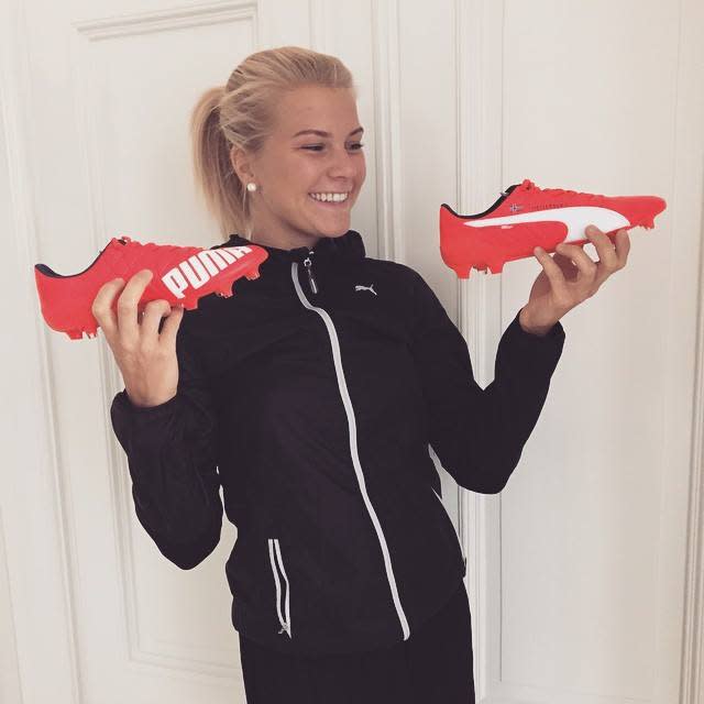 ährend viele junge Frauen mit Anfang zwanzig High Heels lieben, fährt Ada Hegerberg auf ihre Fußballschuhe von Puma ab. (Bild-Copyright: Facebook/hegerberg.ada)