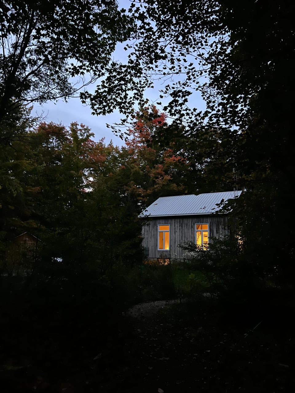 Unsere Hütte im Wald im ländlichen Kanada. - Copyright: Taylor Yates