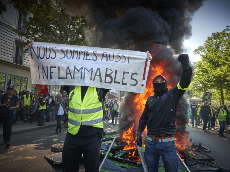 Yellow vests: Protesters in Paris set fire to dozens of cars in anger at millionaire Notre Dame donations