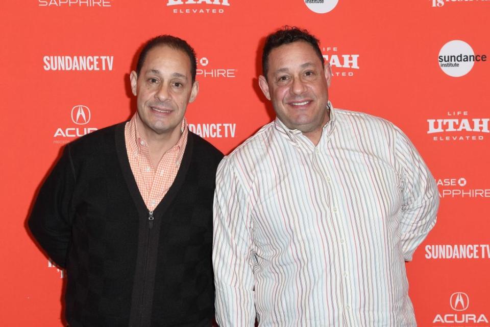 Los famosos trillizos tuvieron destinos diferentes. En la imagen David y Robert, Eddie se suicidó 15 años después del reencuentro. Ahora sus historias vuelven a resonar gracias a dos documentales: ‘Three Identical Strangers’ y <span>‘The Twinning Reaction’. (Foto: Getty).</span>