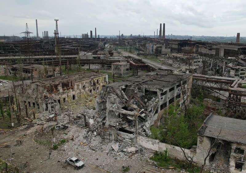 Una vista muestra las instalaciones destruidas de Azovstal Iron and Steel Works durante el conflicto Ucrania-Rusia en la ciudad portuaria de Mariupol, Ucrania