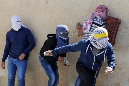 Palestinian youths throw stones towards Israeli police during clashes in the East Jerusalem neighbourhood of A-tur, after a Palestinian youth was killed by Israeli security forces April 25, 2015. REUTERS/Ammar Awad