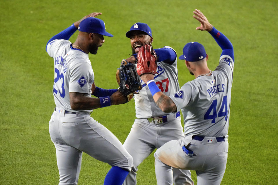 Teoscar Hernández (37) van Los Angeles Dodgers viert feest met teamgenoten Jason Heyward (23) en Andy Pages (44) na een honkbalwedstrijd tegen de New York Yankees, vrijdag 7 juni 2024, in New York.  De Dodgers wonnen met 2-1.  (AP-foto/Frank Franklin II)