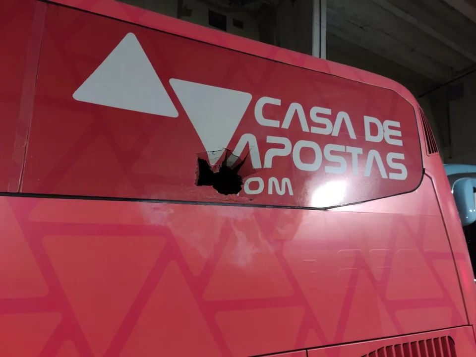 &#xd4;nibus que levava jogadores ao est&#xe1;dio da Fonte Nova foi atacado (Foto: EC Bahia)