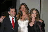 Valdir Bündchen y Vânia Nonnenmacher, los padres de Gisele, no quisieron perderse el debut como actriz de su hija. Por eso asistieron a la<em> premiere </em>de 'Taxi: Derrape total' (2004) en Nueva York. Tiene cinco hermanas. (Foto: M. Von Holden / Getty Images)