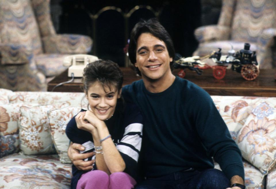 Vom süßen Kinder- zum sexy Serienstar: In ihrer Rolle von Tonys Tochter Samantha wuchs Alyssa Milano (Bild, mit Tony Danza) bereits zum Teenieschwarm heran. In den 90er- und Nuller-Jahren war sie dank Hauptrollen in "Melrose Place" und "Charmed - Zauberhafte Hexen" eine begehrte Schauspielerin. (Bild: Walt Disney Television via Getty Images Photo Archives)