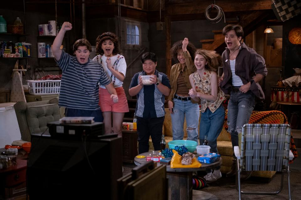 (L to R) Maxwell Acee Donovan as Nate, Sam Morelos as Nikki, Reyn Doi as Ozzie, Ashley Aufderheide as Gwen Runck, Callie Haverda as Leia Forman, Mace Coronel as Jay Kelso in episode 102 of That '90s Show. (Patrick Wymore/Netflix)