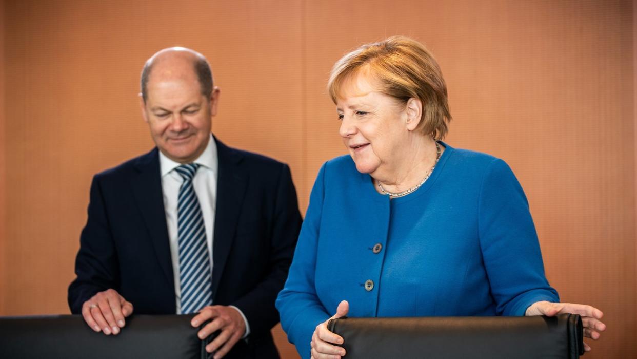 Bundesfinanzminister Scholz und Bundeskanzlerin Merkel vor Beginn einer der wöchentlichen Sitzungen des Bundeskabinetts.
