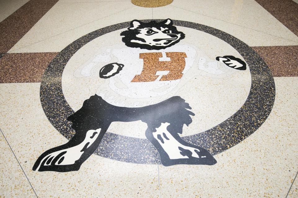 The Harlem High School Huskies logo.