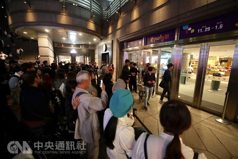 台北市警消22日晚間獲報，台北101大樓地下一樓美食街發生火警，派出大批人車趕赴現場，目前已疏散旅客，大樓外聚集大批民眾關切情形。（中央社）