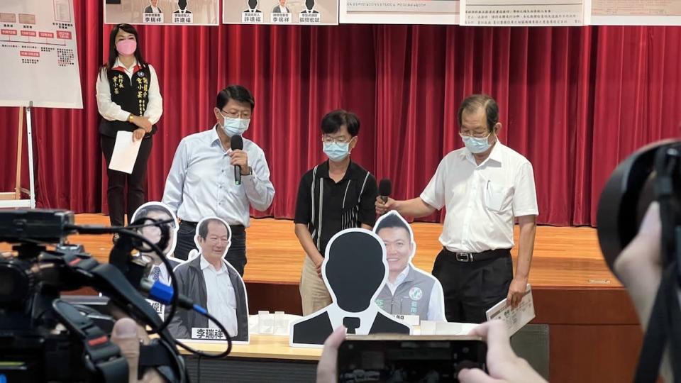 國民黨台南市長參選人謝龍介7日召開記者會，控台南市長黃偉哲索賄，與當事人排出餐宴細節。