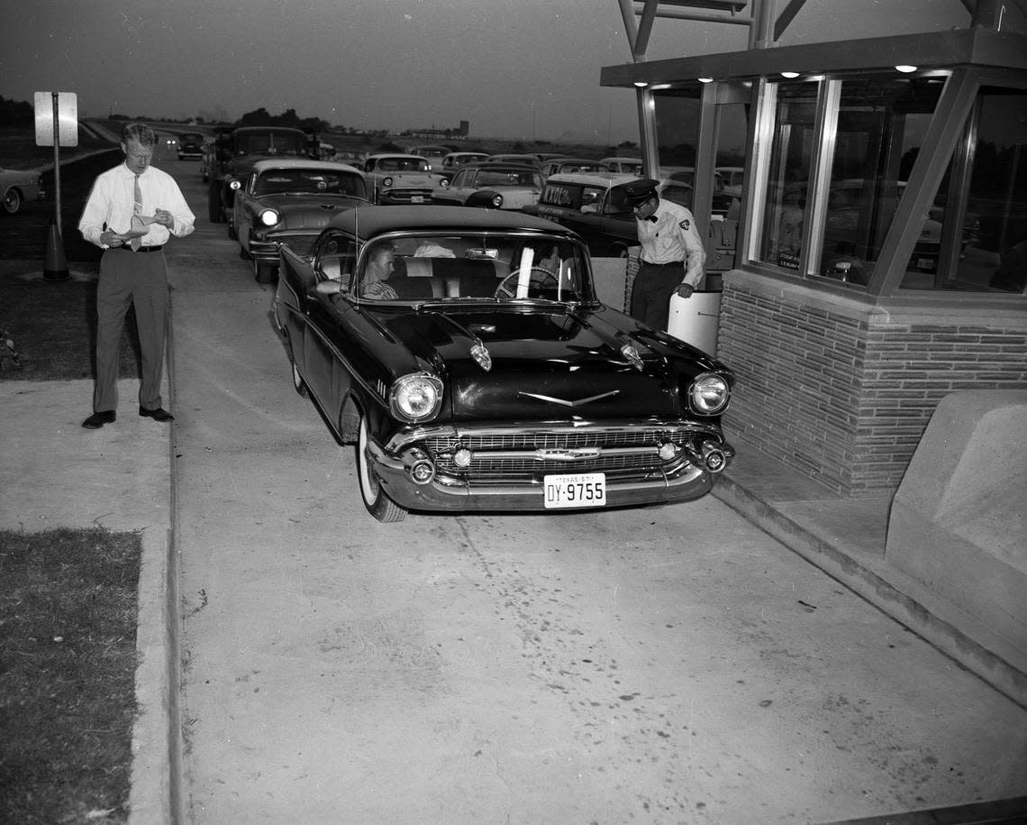 Aug. 27, 1957: Cars line up at the gates of the new Dallas-Fort Worth Turnpike on the morning it opened.