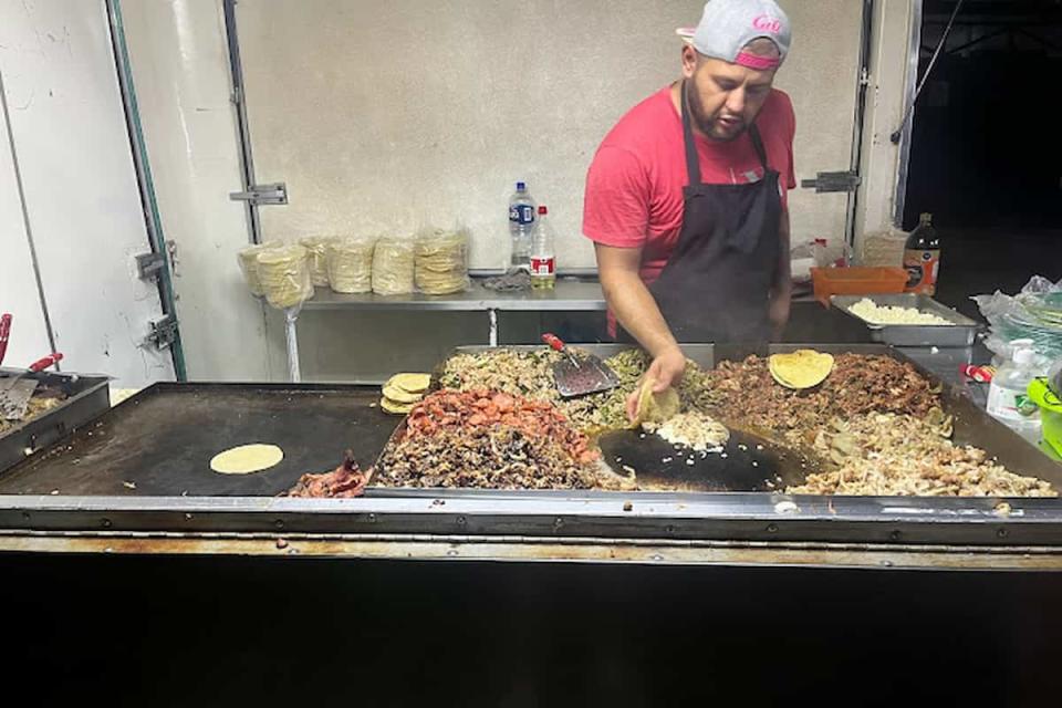 dónde comer los famosos tacos de basura, una recopilación de diversos guisos amontonados en una tortilla