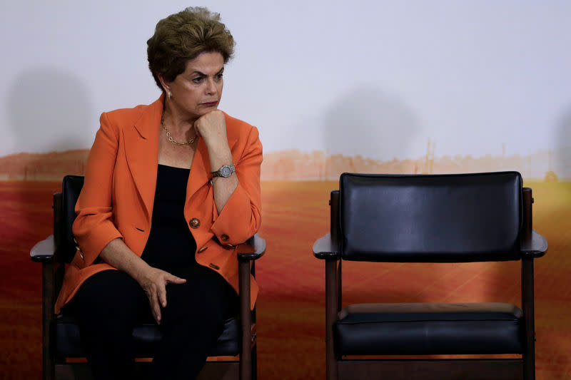 La probabilité de voir Dilma Rousseff rester présidente du Brésil s'est encore amenuisée mercredi avec la décision d'un sénateur de recommander son procès en destitution pour infraction aux règles budgétaires et celle du procureur général du pays de l'inclure dans une vaste enquête pour corruption. /Photo prise le 4 mai 2016/REUTERS/Ueslei Marcelino