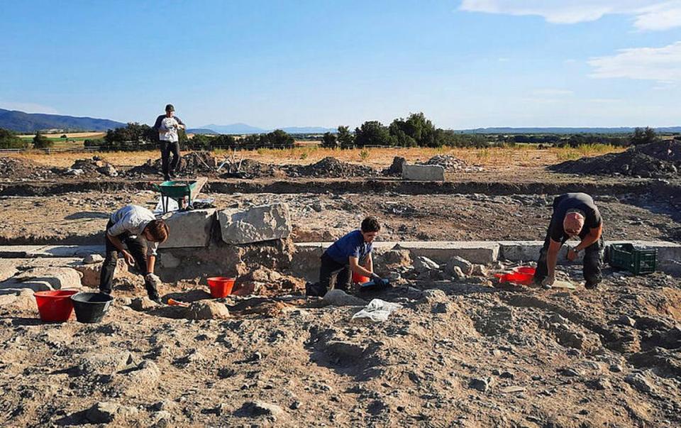 Los arqueólogos excavan las ruinas de un templo prerromano encontrado en Italia.