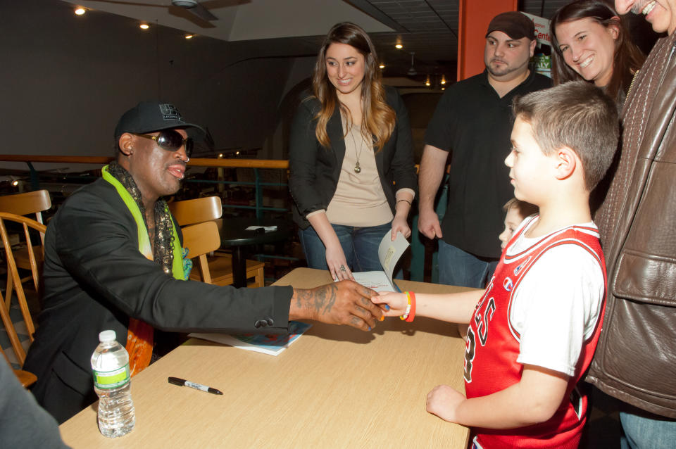 "Mi esposo y yo vimos a Dennis Rodman llegando a nuestro hotel en Nueva York. Mi marido le pidió amablemente una foto rápida y él levantó la mano, como lo harías cuando quieres que alguien se calle". @MellyO2017. (Foto: Steven A Henry / Getty Images)