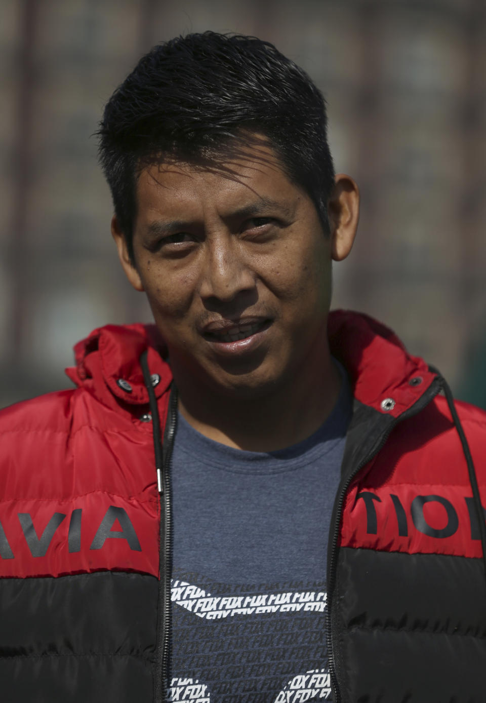 Damián Bañuelos posa para una fotografía en la plaza del Zócalo de la Ciudad de México, el viernes 29 de noviembre de 2019. Bañuelos es un artesano Huichol de la sierra de Nayarit, un estado en la costa del Pacífico mexicano, que siente que el presidente de México es mucho más accesible y está más en contacto con el pueblo que sus predecesores. (AP Foto/Marco Ugarte)