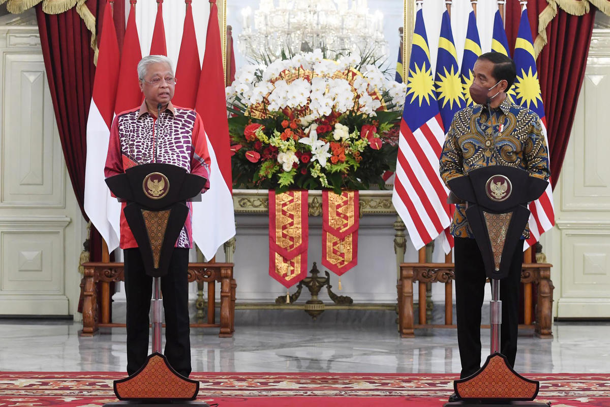 Indonesia and Malaysia sign agreement to protect migrant workers