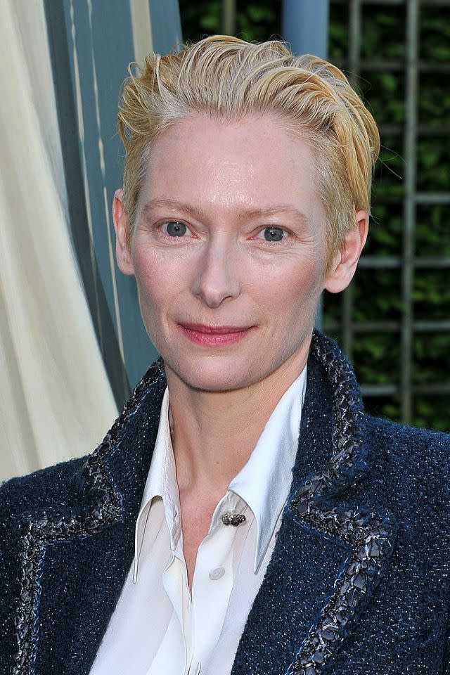 <p>Tilda Swinton, qui a confirmé son triangle amoureux avec son mari John Byrne et son amant Sandro Kopp en 2009, a déclaré : « Nous formons une grande famille. Et ce que vous devez également savoir, c’est que nous sommes tous très heureux ». (Photo : Getty) </p>