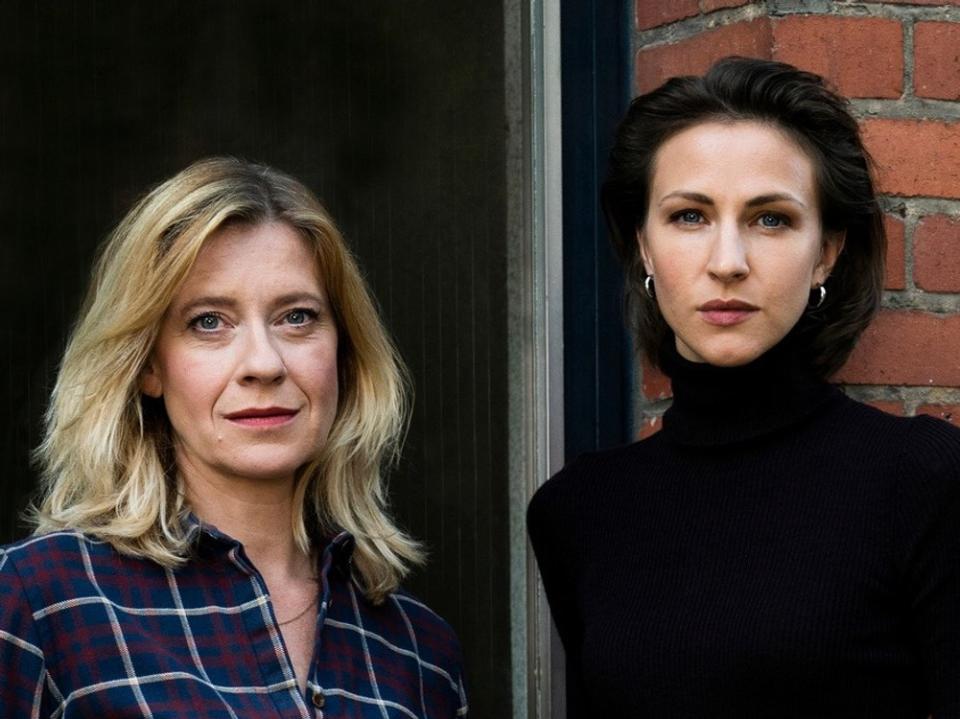 "Kolleginnen - Das böse Kind": Irene Gaup (Caroline Peters, l.) und ihre neue Kollegin Julia Jungklausen (Natalia Belitski, r.) haben einige Hürden zu überwinden, ehe sie ein Team werden. (Bild: ZDF / Julia Terjung)