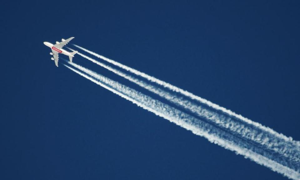 an airplane vapour trail