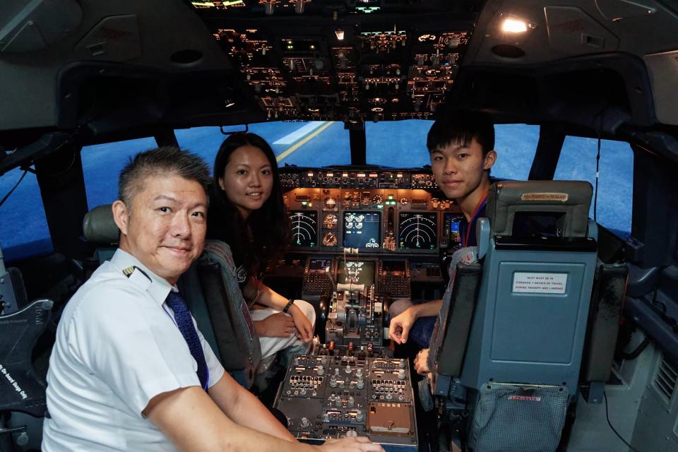 在華航萬教官專業帶領下體驗模擬飛行 圖/航發會提供
