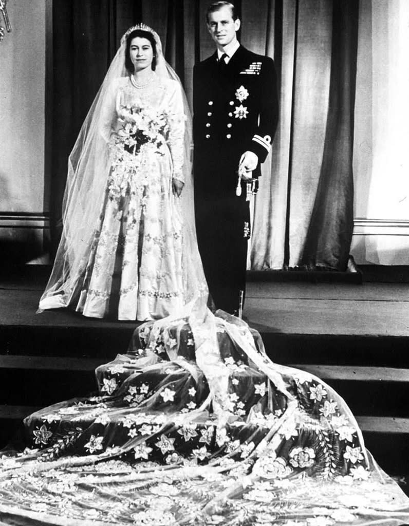 <p>C’est sa robe la plus connue. En 1947, la princesse Elizabeth épouse Philip Mountbatten dans une robe créée par Norman Hartnell, dont la traîne mesure quatre mètres.</p><br><br><a href="https://www.elle.fr/People/La-vie-des-people/News/robe-reine#xtor=AL-541" rel="nofollow noopener" target="_blank" data-ylk="slk:Voir la suite des photos sur ELLE.fr;elm:context_link;itc:0;sec:content-canvas" class="link ">Voir la suite des photos sur ELLE.fr</a><br><h3> A lire aussi </h3><ul><li><a href="https://www.elle.fr/People/La-vie-des-people/News/Elisabeth-II-un-cliche-d-enfance-inedit-devoile-pour-ses-96-ans-4016258#xtor=AL-541" rel="nofollow noopener" target="_blank" data-ylk="slk:Elisabeth II : un cliché d’enfance inédit dévoilé pour ses 96 ans;elm:context_link;itc:0;sec:content-canvas" class="link ">Elisabeth II : un cliché d’enfance inédit dévoilé pour ses 96 ans</a></li><li><a href="https://www.elle.fr/People/La-vie-des-people/News/George-Lilibet-Savannah-qui-sont-les-arriere-petits-enfants-d-Elisabeth-II#xtor=AL-541" rel="nofollow noopener" target="_blank" data-ylk="slk:George, Lilibet, Savannah : qui sont les arrière-petits-enfants d’Elisabeth II ?;elm:context_link;itc:0;sec:content-canvas" class="link ">George, Lilibet, Savannah : qui sont les arrière-petits-enfants d’Elisabeth II ?</a></li><li><a href="https://www.elle.fr/People/La-vie-des-people/News/Elizabeth-II-la-reine-que-les-stars-adorent#xtor=AL-541" rel="nofollow noopener" target="_blank" data-ylk="slk:Elisabeth II, la reine que les stars adorent !;elm:context_link;itc:0;sec:content-canvas" class="link ">Elisabeth II, la reine que les stars adorent !</a></li><li><a href="https://www.elle.fr/People/La-vie-des-people/News/Couple-royal-Elizabeth-II-et-le-prince-Philip-les-inseparables-3908398#xtor=AL-541" rel="nofollow noopener" target="_blank" data-ylk="slk:Couple royal : Elizabeth II et le prince Philip, les inséparables;elm:context_link;itc:0;sec:content-canvas" class="link ">Couple royal : Elizabeth II et le prince Philip, les inséparables</a></li><li><a href="https://www.elle.fr/Astro/Horoscope/Quotidien#xtor=AL-541" rel="nofollow noopener" target="_blank" data-ylk="slk:Consultez votre horoscope sur ELLE;elm:context_link;itc:0;sec:content-canvas" class="link ">Consultez votre horoscope sur ELLE</a></li></ul>