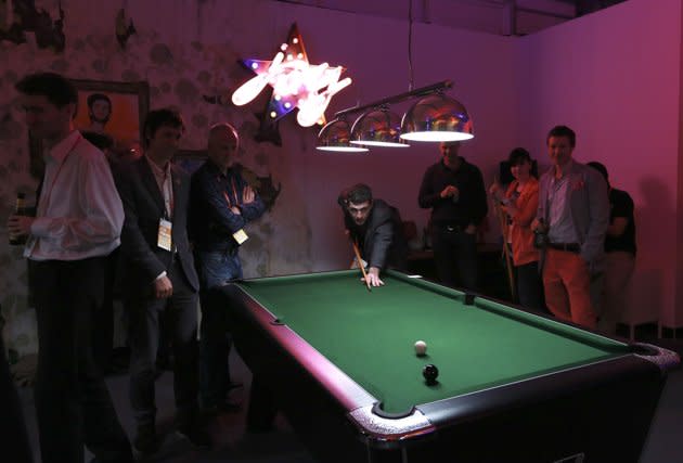 Des visiteurs jouent au billard dans le "Globe bar" (reuters)