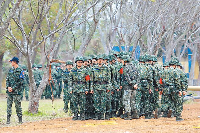 首批1年期義務役男，近2成轉服4年志願役。圖為新兵訓練。（本報資料照片）