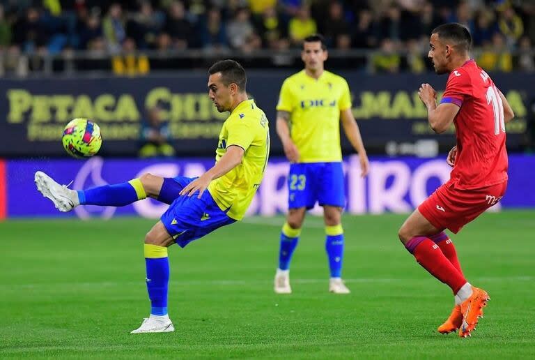 Gonzalo Escalante, con la camiseta de Cádiz, de España; el exBoca es uno de los apuntados por Diego Martínez como posible refuerzo para este mercado de pases